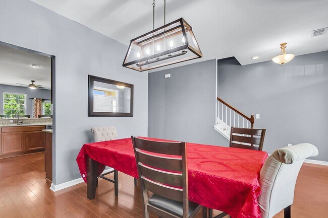 Building Photo - Beautiful & Bright 5BR Home with Large Bac...