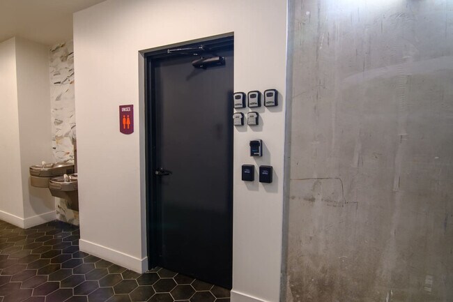 Building Photo - 701 Richmond Ave.