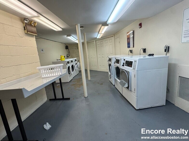 Building Photo - 17 Fairbanks St