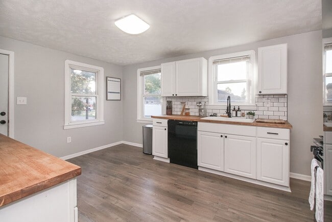 Building Photo - 3 bedroom 3 bathroom Single Family Home