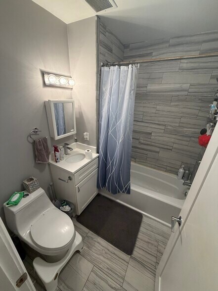 Building Photo - 172 W 4th St