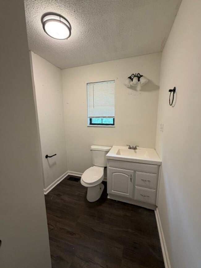 Building Photo - Lenoir City 37771 - 3 bedroom, 2 bath home - Contact Tara Hayes (865) 242-8010