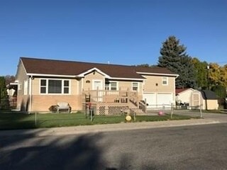 Quiet, family oriented neighborhood - 1202 9th St W