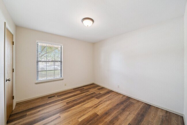Building Photo - Spacious Single Story 4 Room Home + Sunroo...