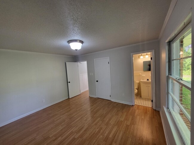Building Photo - 105 Pinecrest Dr