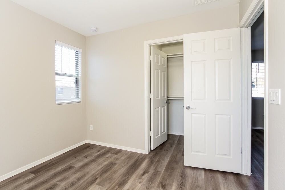 Building Photo - 2466 E Vermont Dr