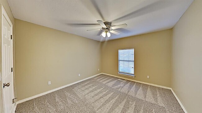 Building Photo - 6808 Sandlewood Dr