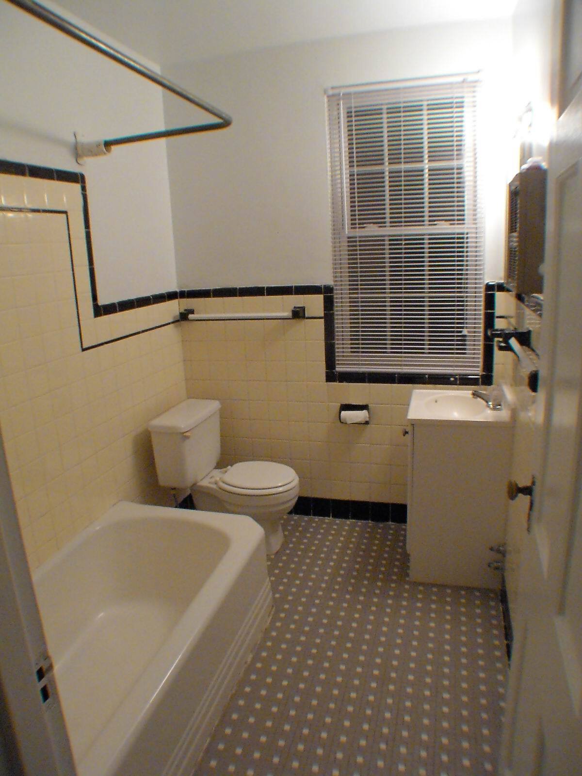 bath - 3407 Commonwealth Ave