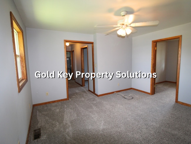 Building Photo - 3 BR 1.5 BA House with Garage and Central ...