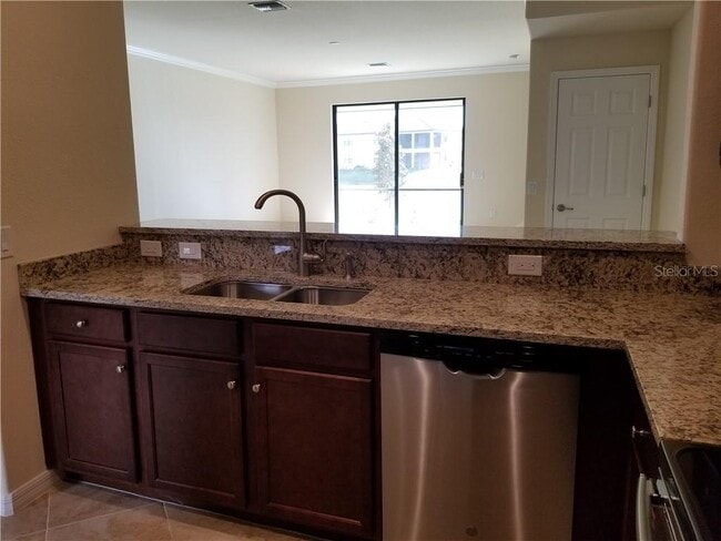 Building Photo - "Spacious 3-Bedroom Townhouse with Lake Views & Modern Finishes in Gran Paradiso"