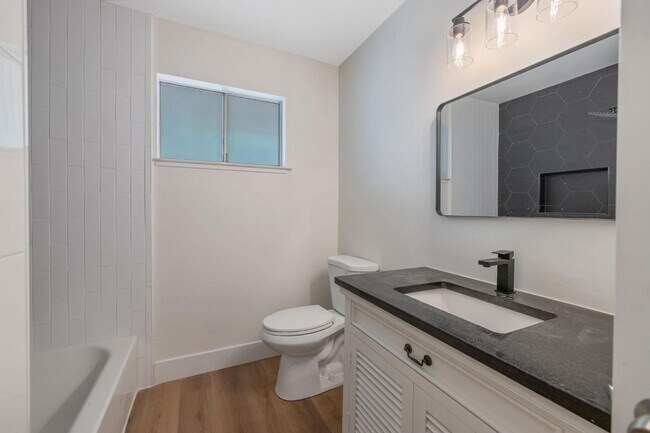 Building Photo - UPDATED CLOVIS HOME