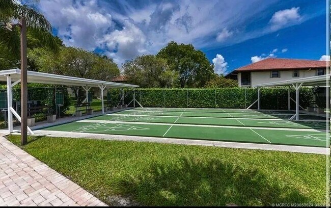 Building Photo - 641 SW South River Dr