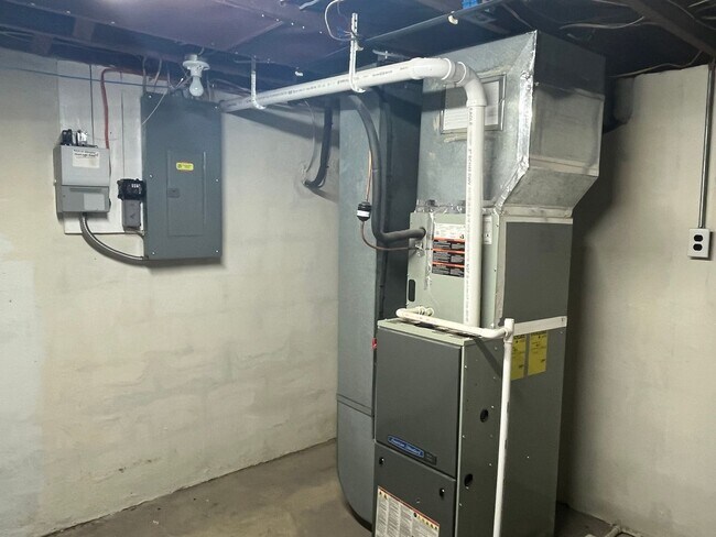 Building Photo - APPLICATION FEES WAIVED, THIS WEEKEND ONLY 3-13-3-15-2026