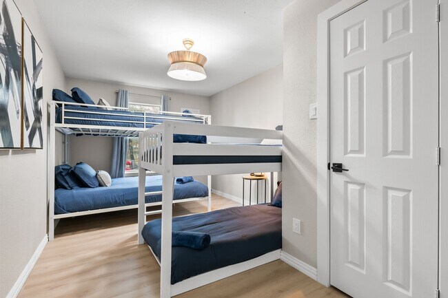 Building Photo - Lakefront Luxury Retreat, 5 Beds, 3 Baths, Quiet Gated Community.