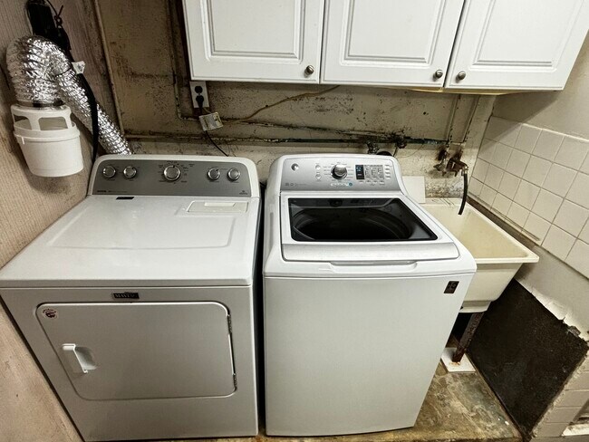 Laundry room in basement bathroom - 5650 Woodcrest Ave