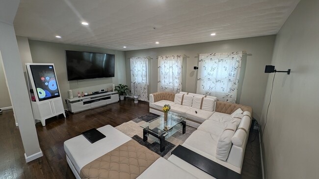 Building Photo - 20 Winterberry Way