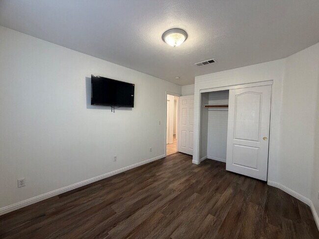 Building Photo - SINGLE-STORY HOME | GATED COMMUNITY | FLEXIBLE FURNISHING OPTIONS I 4 Bedroom Home with Private B...