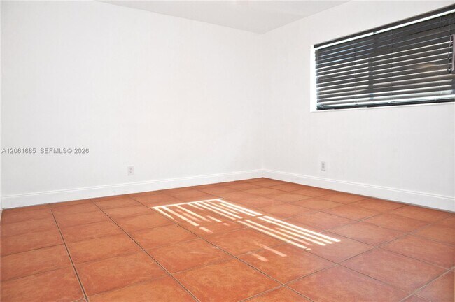 Building Photo - 304 SE 9th Ct