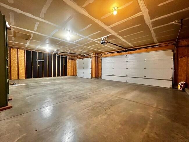 Building Photo - 3 Bed, 3 Bath House in Southeast Fort Coll...