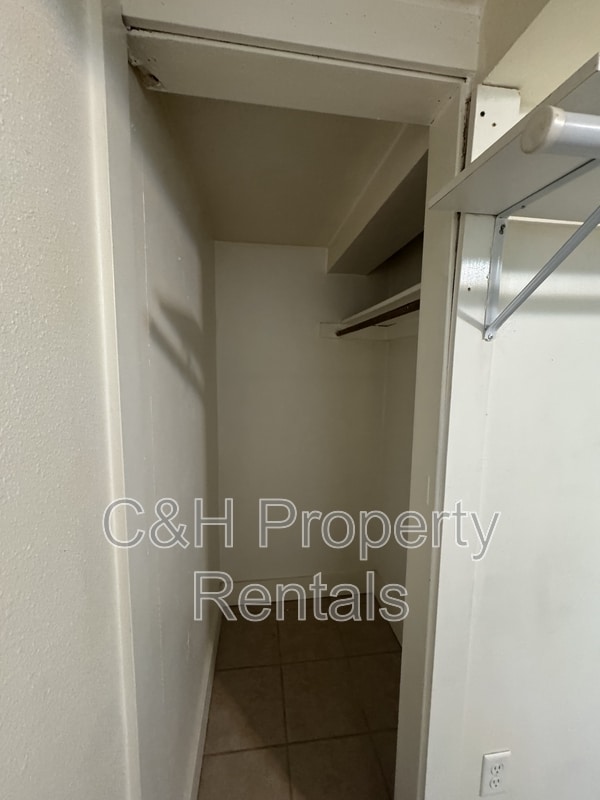Building Photo - 1408 1/2 1st Street West
