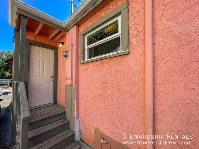 Building Photo - 1648 E 24th Ave