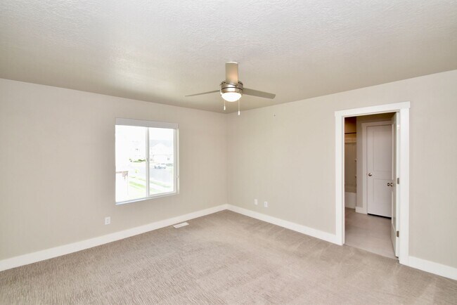 Building Photo - 3 Bedroom 2.5 Bath Townhome in West Haven!!