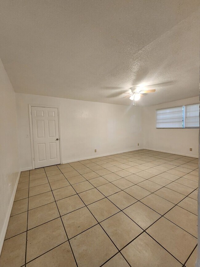 Building Photo - 4 Bedroom Single Family Home