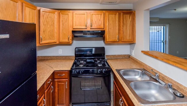 Building Photo - Renovated 3-Bedroom Apartment in Prime SE ...
