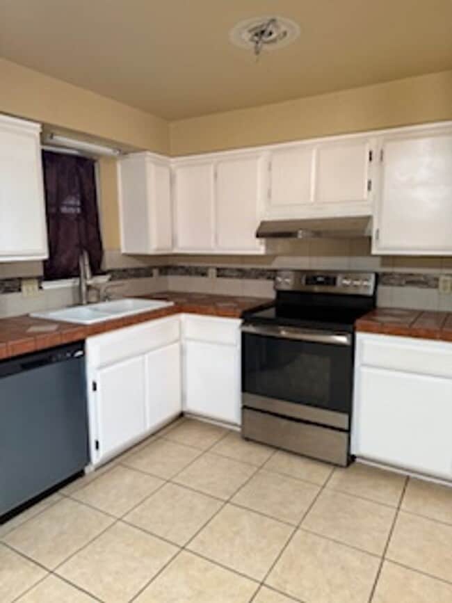 Building Photo - Three Bedroom Home Close to UNR