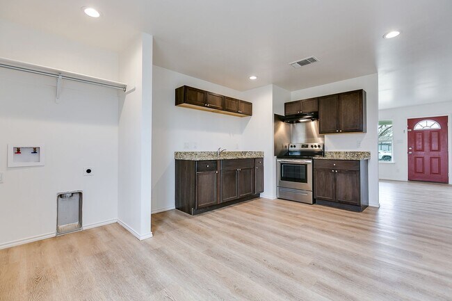 Building Photo - Updated 3 Bedroom Home For Lease!!