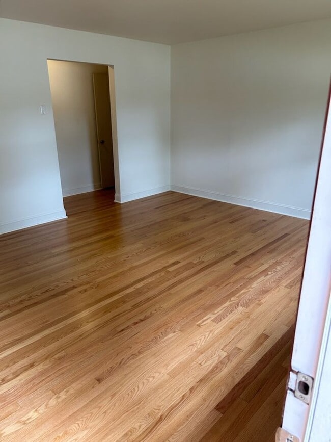 Building Photo - 3 Bedroom / 2 Bath Brick Ranch Home Kingsp...