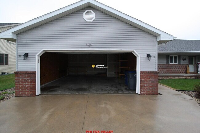 Building Photo - 3 Bedroom, 3 Bath Duplex in Greenville