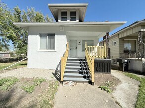 Building Photo - This beautifully updated 3-bedroom, 1-bath...