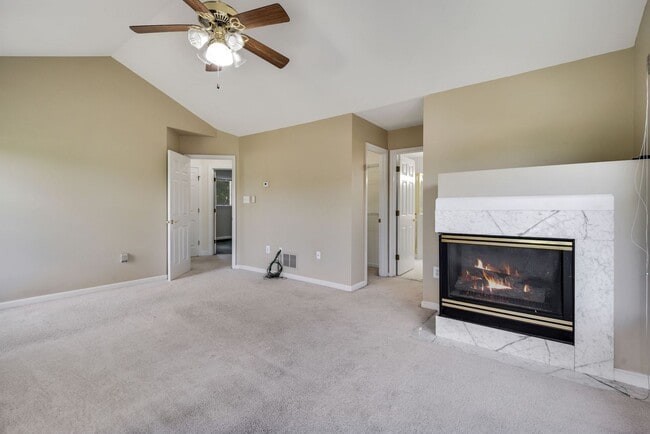 Building Photo - 3 Bed 2 Full Bath 2 Half Bath - Silver Spring Colonial - Military clause supported