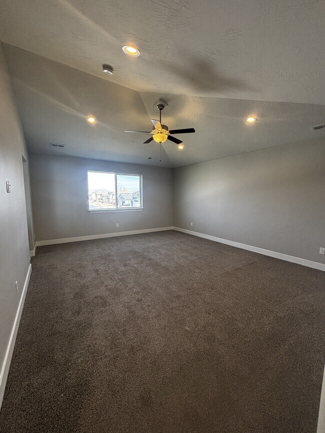 Building Photo - 1373 E Bell Buoy Way