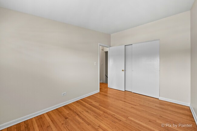 Building Photo - 327 E Lake St