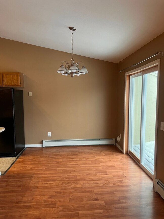 Building Photo - Beautiful 3 bedroom/2bath with spacious deck and backyard