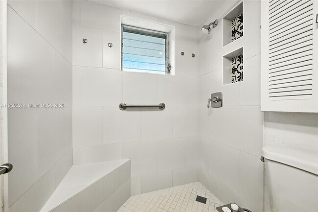 Building Photo - 1350 NE 191st St