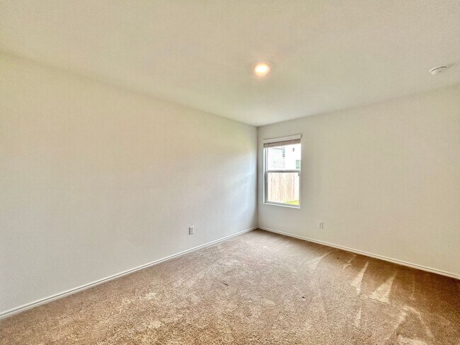 Building Photo - Charming 3/BR 2/BA Home with Spacious Back...