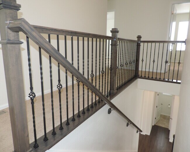 Building Photo - Sierra Ridge 4 Bedroom Home (Available Imm...
