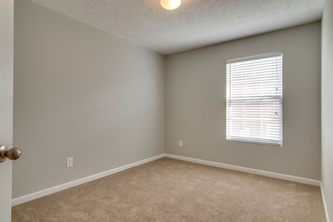 Building Photo - 3 BR/2.5 BA Villas at Concord Place Townhome!!!