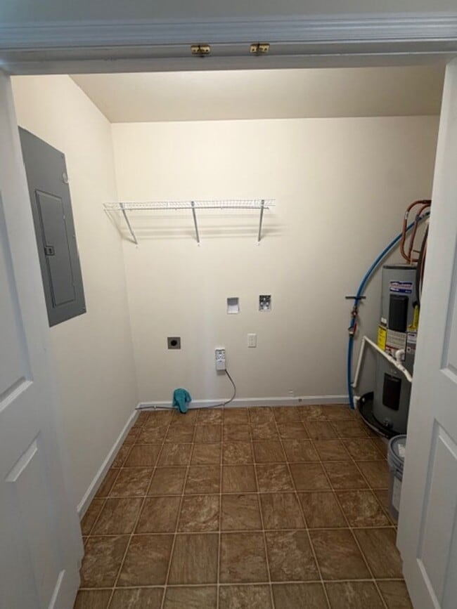 Building Photo - **MOVE IN SPECIAL, 1/2 OFF FIRST MONTHS RENT** 2Bedroom, 1.5 Bath Townhouse