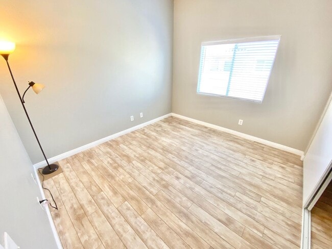 Building Photo - Spacious 2-bedroom corner unit with vaulted ceilings and open floorplan near Summerlin