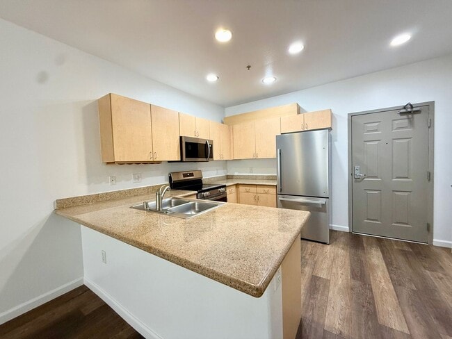 Building Photo - Beautiful One Bedroom Condo in the " Piazza Palermo." building! Pet considered!!