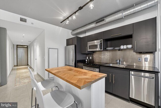 Building Photo - 1133 14th St NW