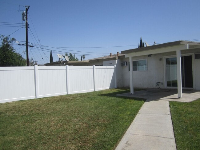 Building Photo - Immaculate 2 Bedroom Loma Linda Duplex