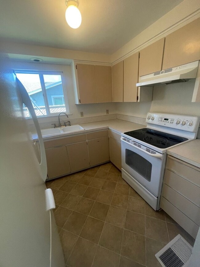 Building Photo - Charming 2 Bedroom Duplex With Fenced Yard In Quiet Neighborhood!