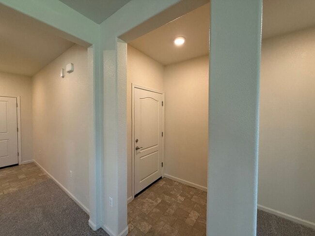 Building Photo - Single story home in with large backyard!