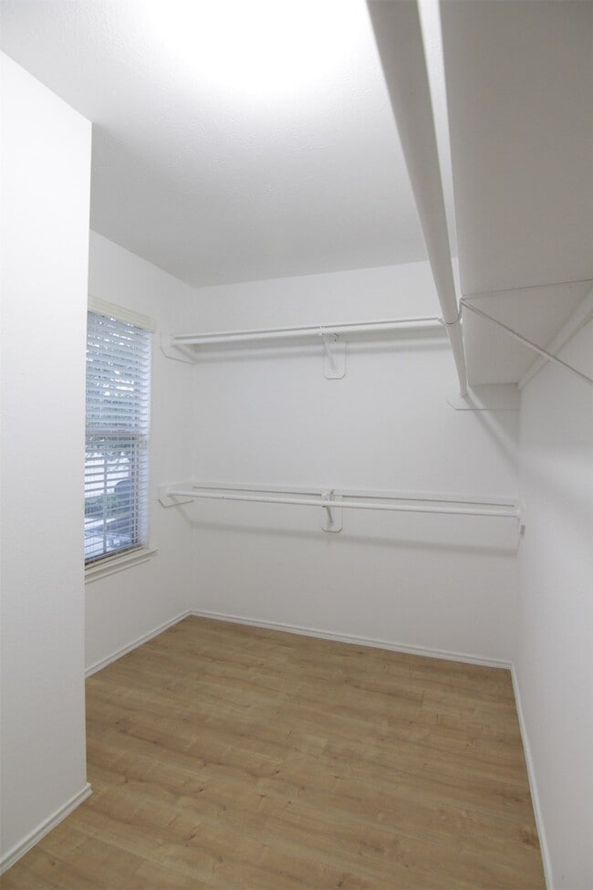 Building Photo - 8230 Golf Green Cir