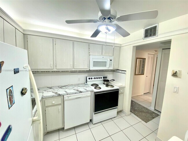 Building Photo - 100 Bayview Dr